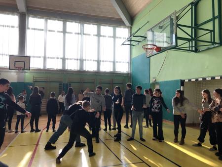 Mladi iz različnih evropskih držav z učenci OŠ Šalovci o digitalizaciji